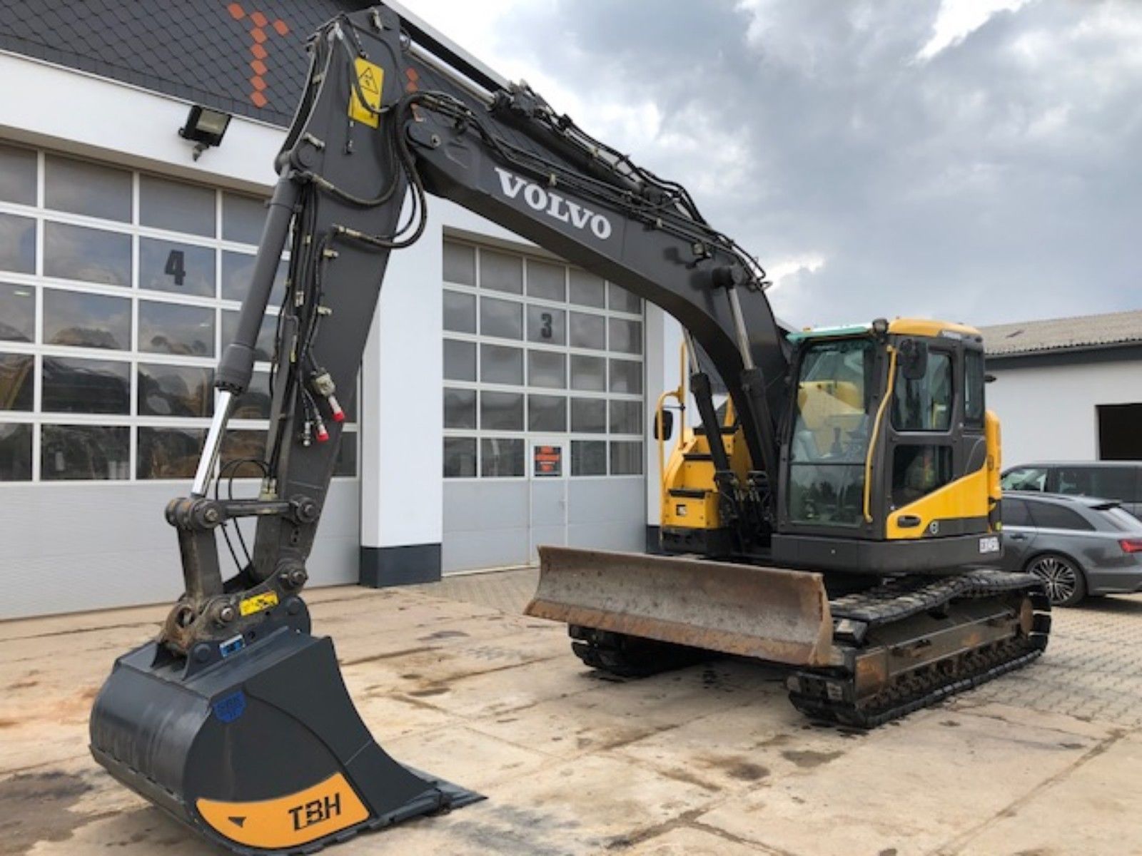 JCB MINI EXCAVATOR 4-6T